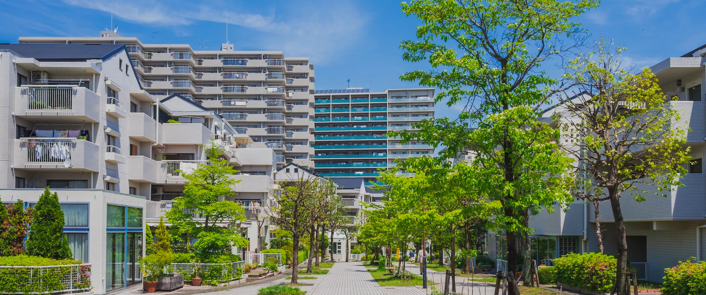 マンションと緑豊かな街並み